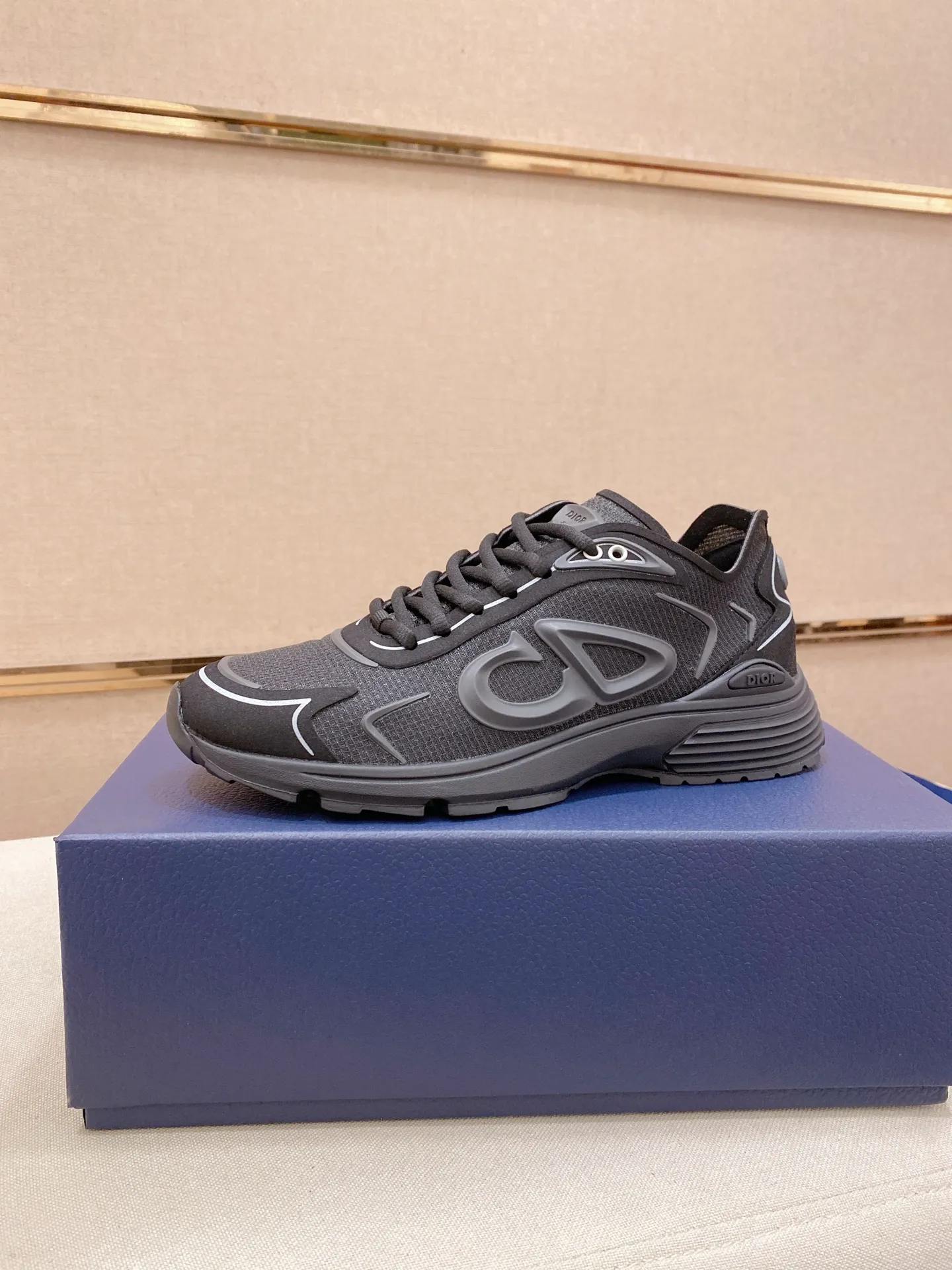 Ex-factory price: 480💰[Celebrate][Celebrate][Celebrate] Wang Junkai, the latest DIOR brand ambassador launched in 2022, brilliantly performs Dior's new B30 sneakers, using modern lines and technical fabrics to create a smart and casual style. The new sports shoes follow the trend of the retro market. The DadShoes-style tongue has the Dior logo. The B30 is made of fine-textured leather and mesh cloth. There are conspicuous letters CD on both sides of the shoe body to indicate identity. The original 1:1 replica of the top version is code number: 38-44. Can be customized45